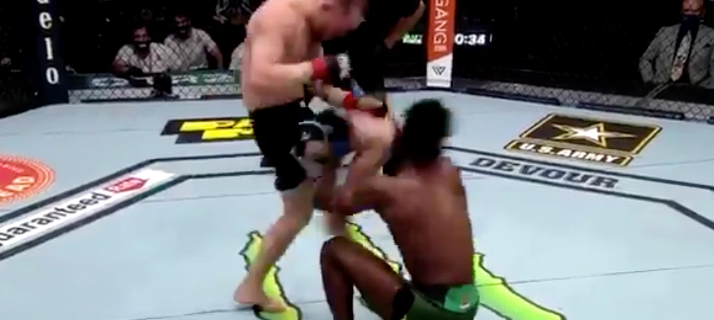 Petr Yan kickt seinen Gegner Sterling mit dem Knie K.o.