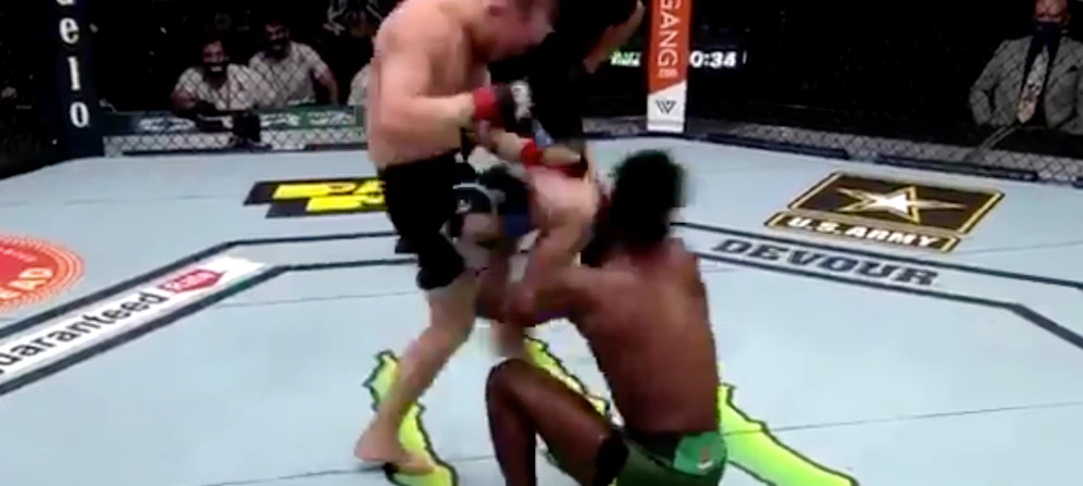 Petr Yan kickt seinen Gegner Aljamain Sterling mit dem Knie K.o.