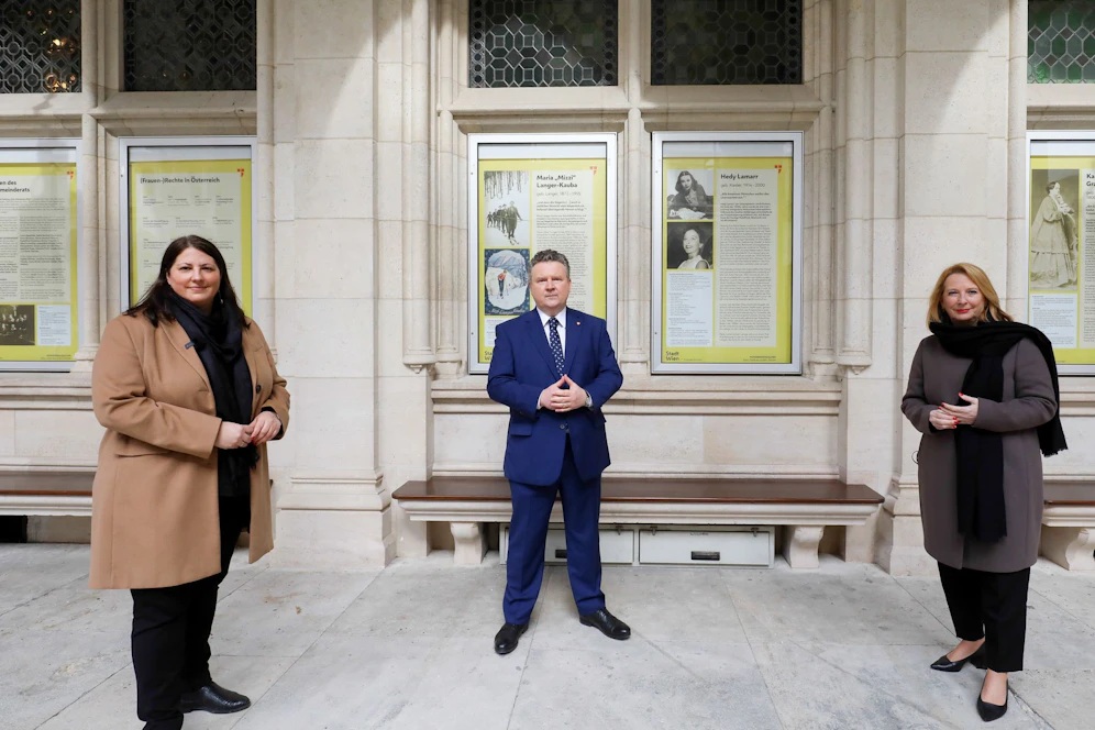 Am Freitag enthüllten Vizebürgermeisterin und Frauenstadträtin Kathrin Gaal, Bürgermeister Michael Ludwig und die Zweite Nationalratspräsidentin Doris Bures (v.l.n.r., alle SPÖ) neue Tafeln in der Pionierinnengalerie im Arkadenhof des Wiener Rathauses. Darunter eine Tafel zu Frauenrechten in Österreich, eine Tafel zu Mizzi Langer-Kauba und eine Tafel zu Hedy Lamarr. Das Video dazu gibt es aber erst morgen zu sehen.