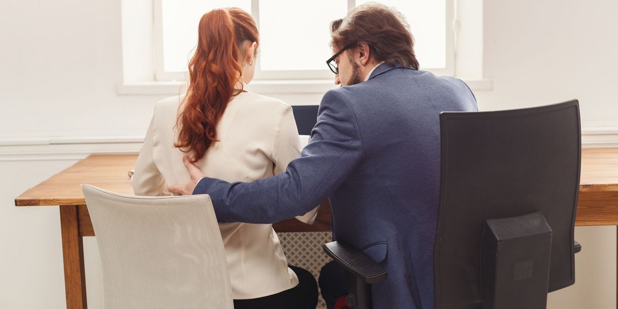 Die junge Frau wurde von ihrem Ausbildner belästigt.