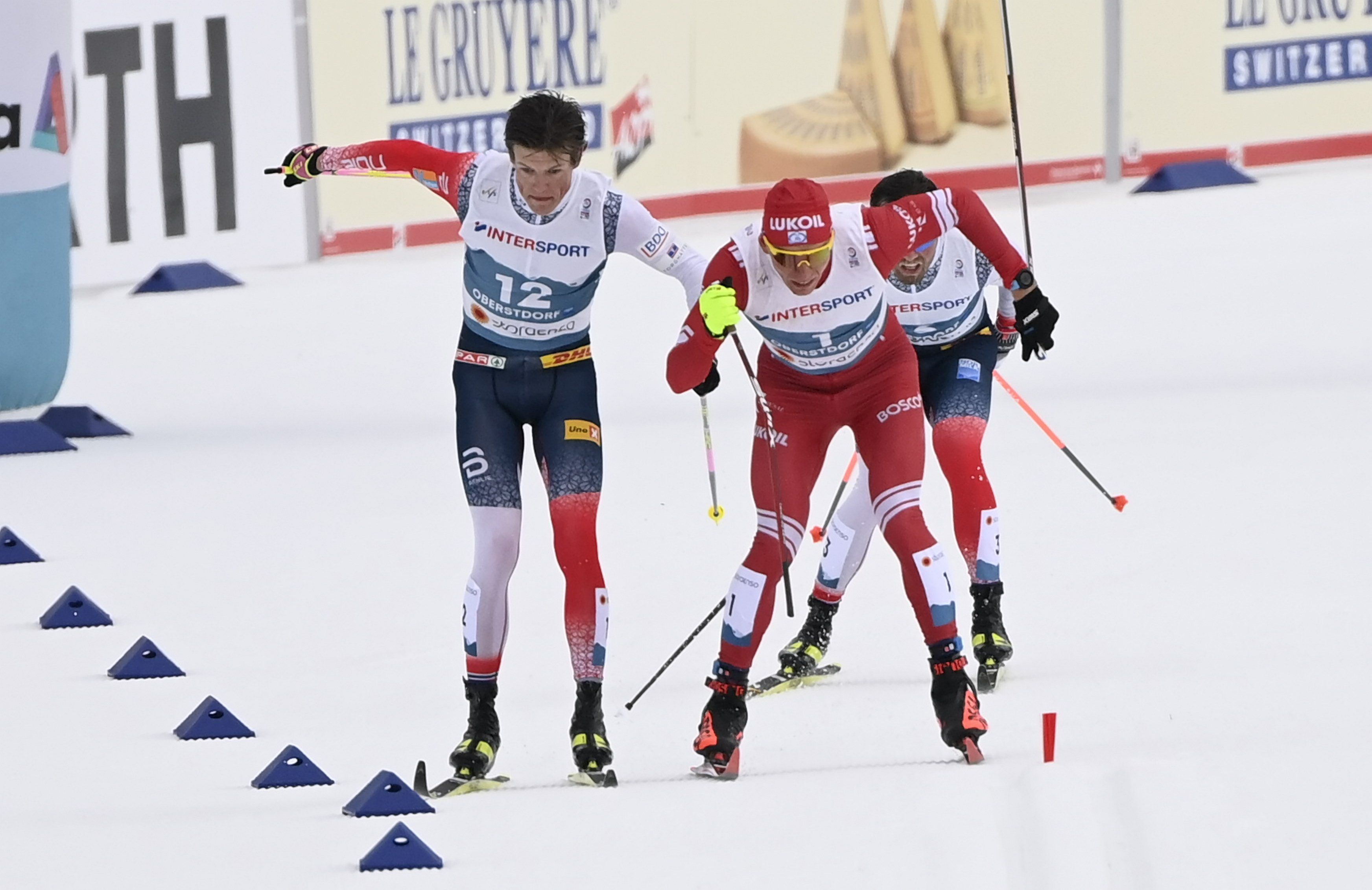 Bolshunov (Mitte) bricht der Stock, Klaebo (l.) wird nach außen gedrängt. 