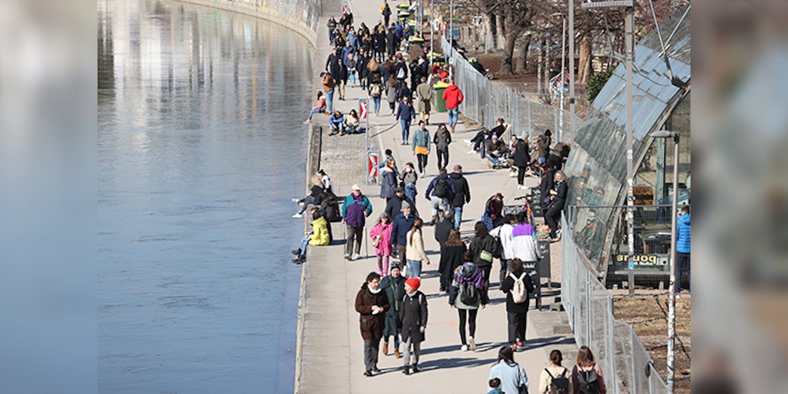 Menschenmassen am Donaukanal, aufgenommen im März 2021