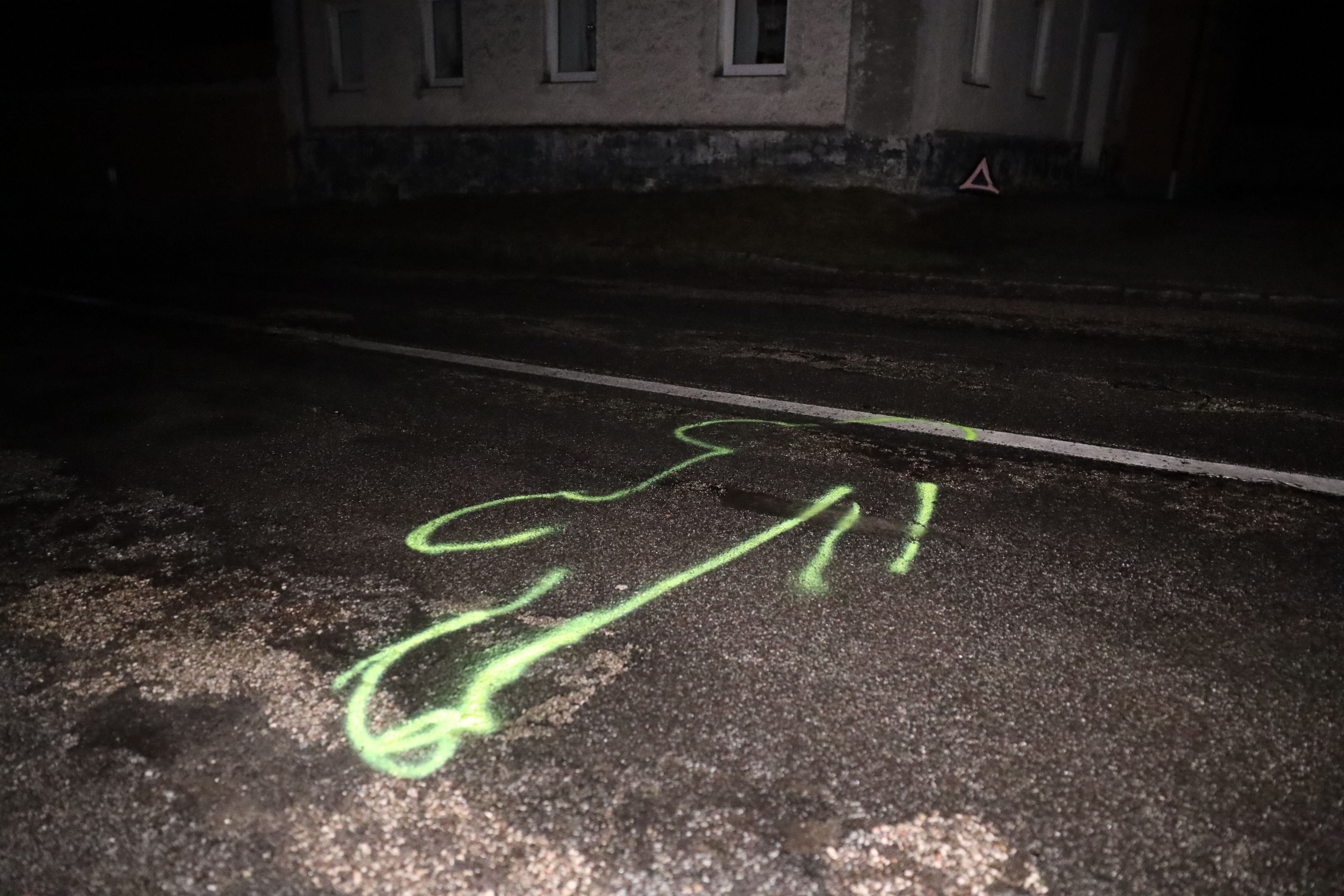 Der Mann wurde von einem Pkw überfahren.