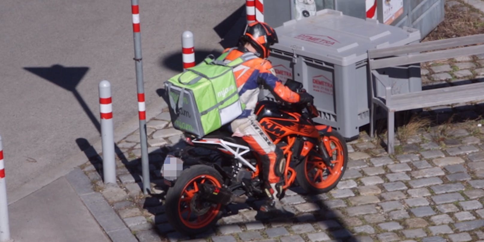 Mann liefert Essen mit rasantem KTM-Bike aus
