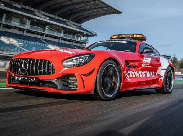 Das Safety Car von Mercedes ist jetzt rot lackiert.