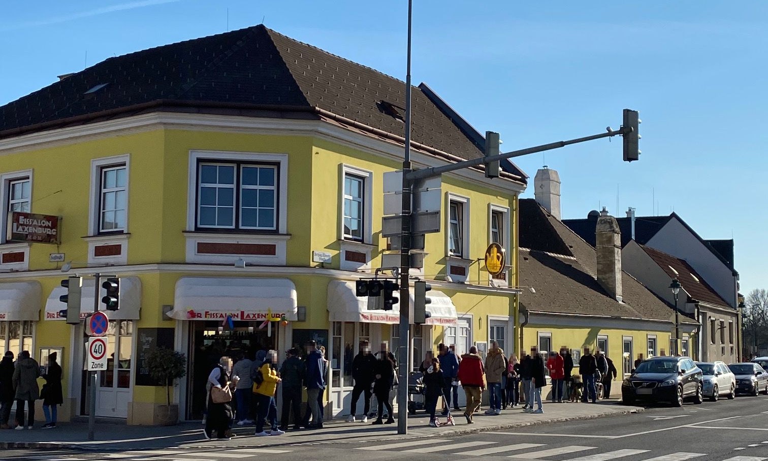 In Laxenburg fand sich eine lange Schlange vor einem Eisgeschäft.