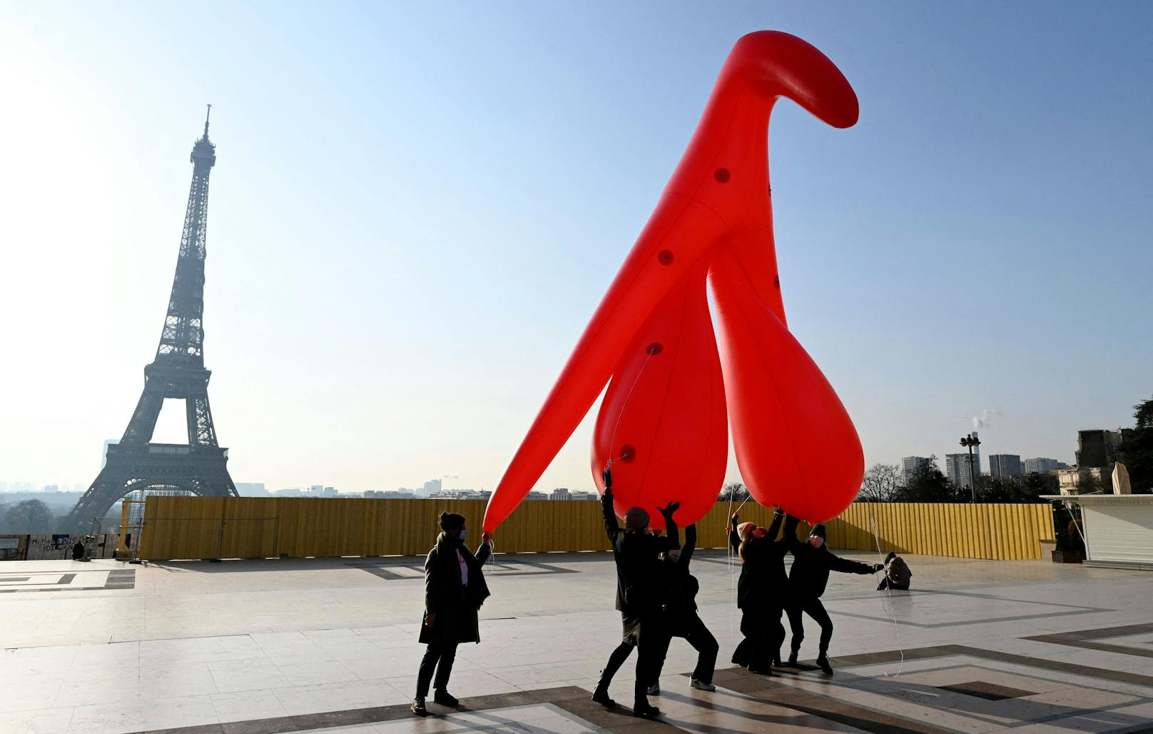 Eine Aktivistinnengruppe stellte am Montag eine überdimensionale Klitoris vor dem Eiffelturm auf. 