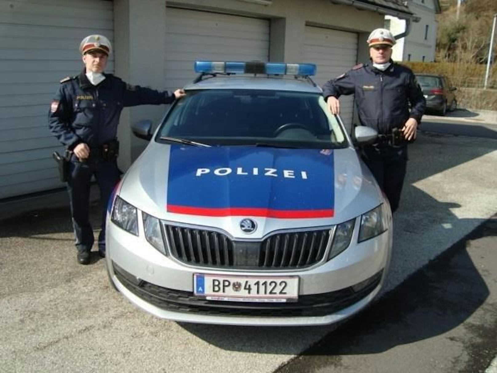 Rudolf Fösleitner (47) und sein Partner Wolfram Garstenauer (52) leisteten einer 79-Jährigen Erste Hilfe und riefen die Rettung.