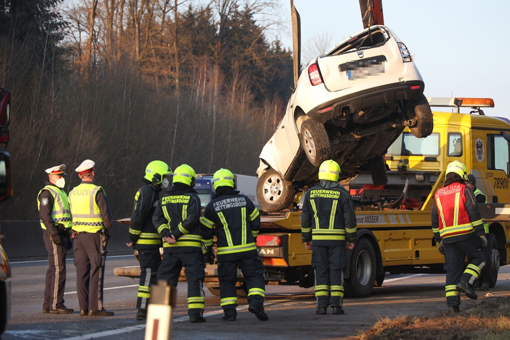 Auf der A1 bei Pucking kam es zu einem schweren Autounfall.