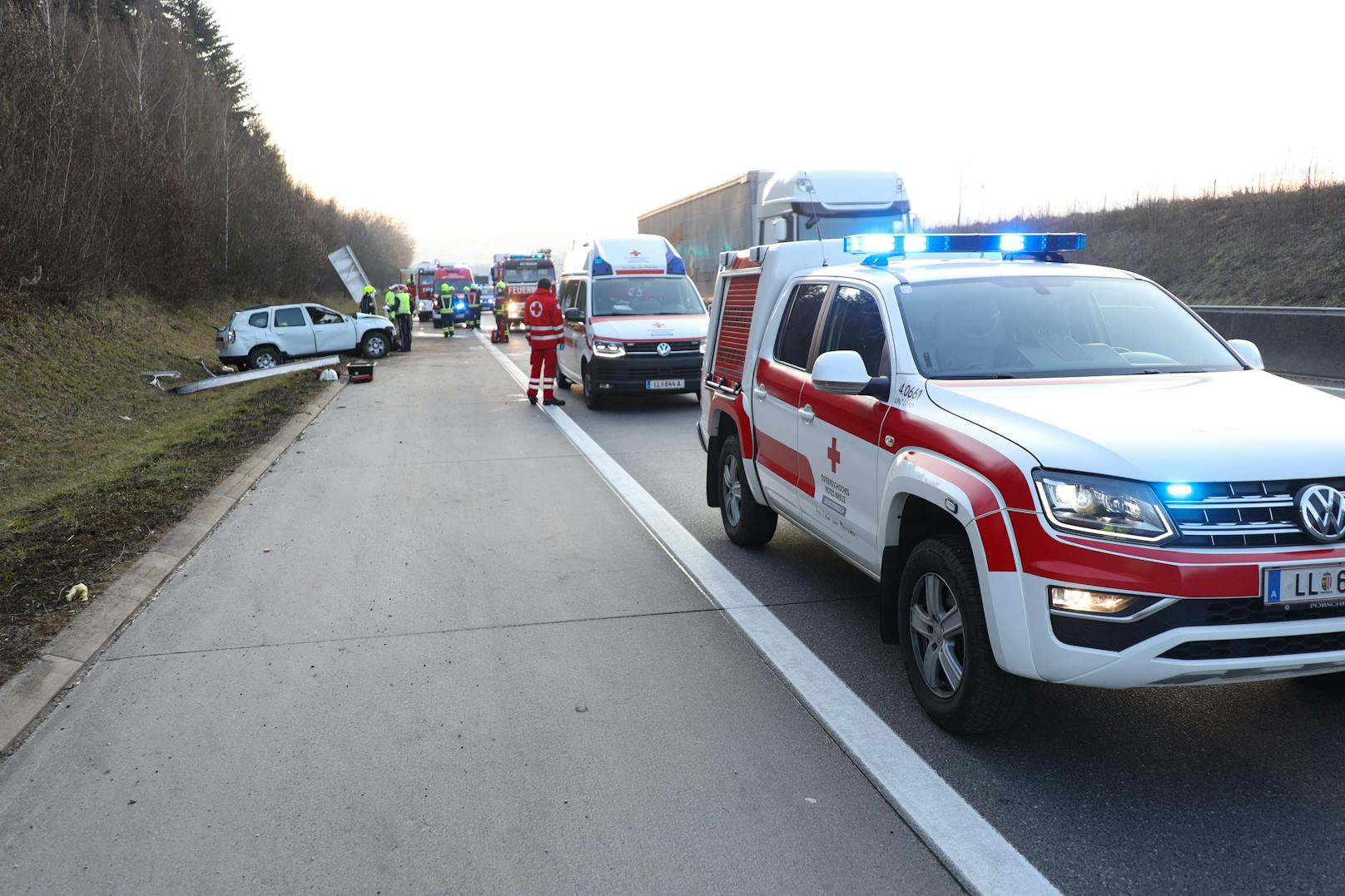 Auf der A1 bei Pucking kam es zu einem schweren Autounfall.