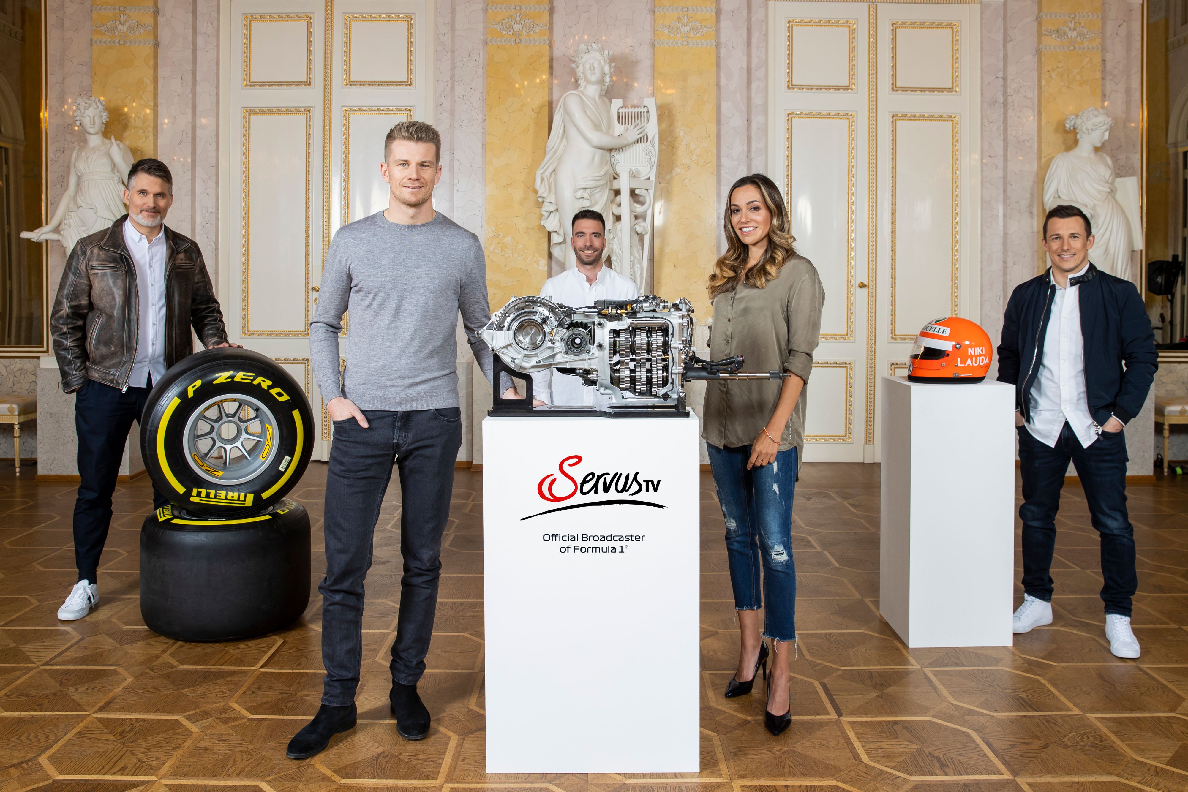 Das neue Formel-1-Team von ServusTV: Kommentator Andreas Gröbl, Co-Kommentator und Experte Nico Hülkenberg. Moderatorin Andrea Schlager und Experte Christian Klien.