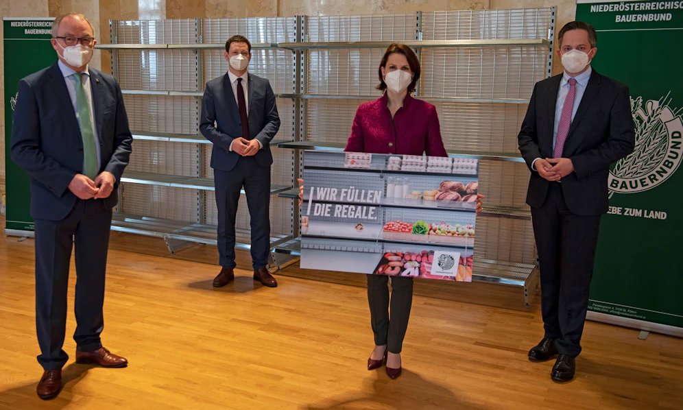  „Jahrestag der leeren Supermarktregale“: Bundesministerin Karoline Edtstadler, NÖ Bauernbundobmann Stephan Pernkopf, LK-NÖ-Präsident Johannes Schmuckenschlager und NÖ Bauernbunddirektor Paul Nemecek setzen sich für mehr Versorgungssicherheit ein.