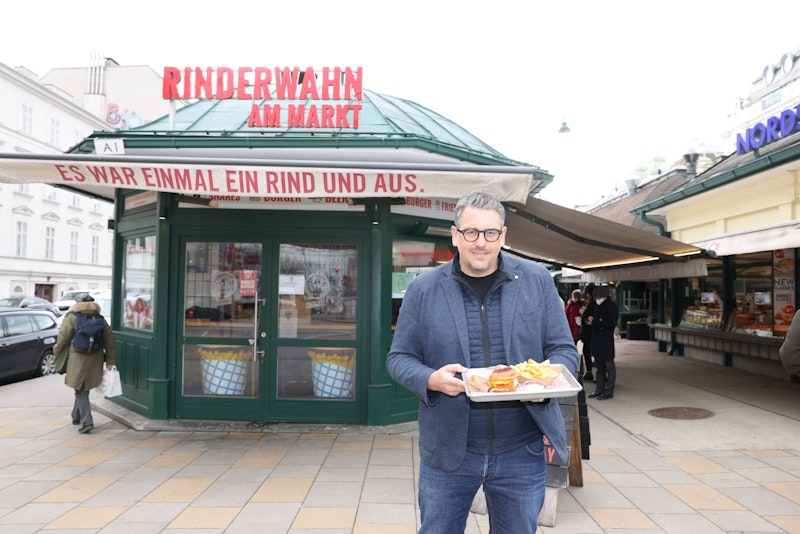 Gastronom Robert Huth hat als einer der wenigen sein Lokal für Take Away geöffnet. Er würde sein "Rinderwahn am Naschmarkt" auch sofort an Sonntagen öffnen. Das rot-pinke Koalitionsabkommen hat diese Möglichkeit ja in Aussicht gestellt.