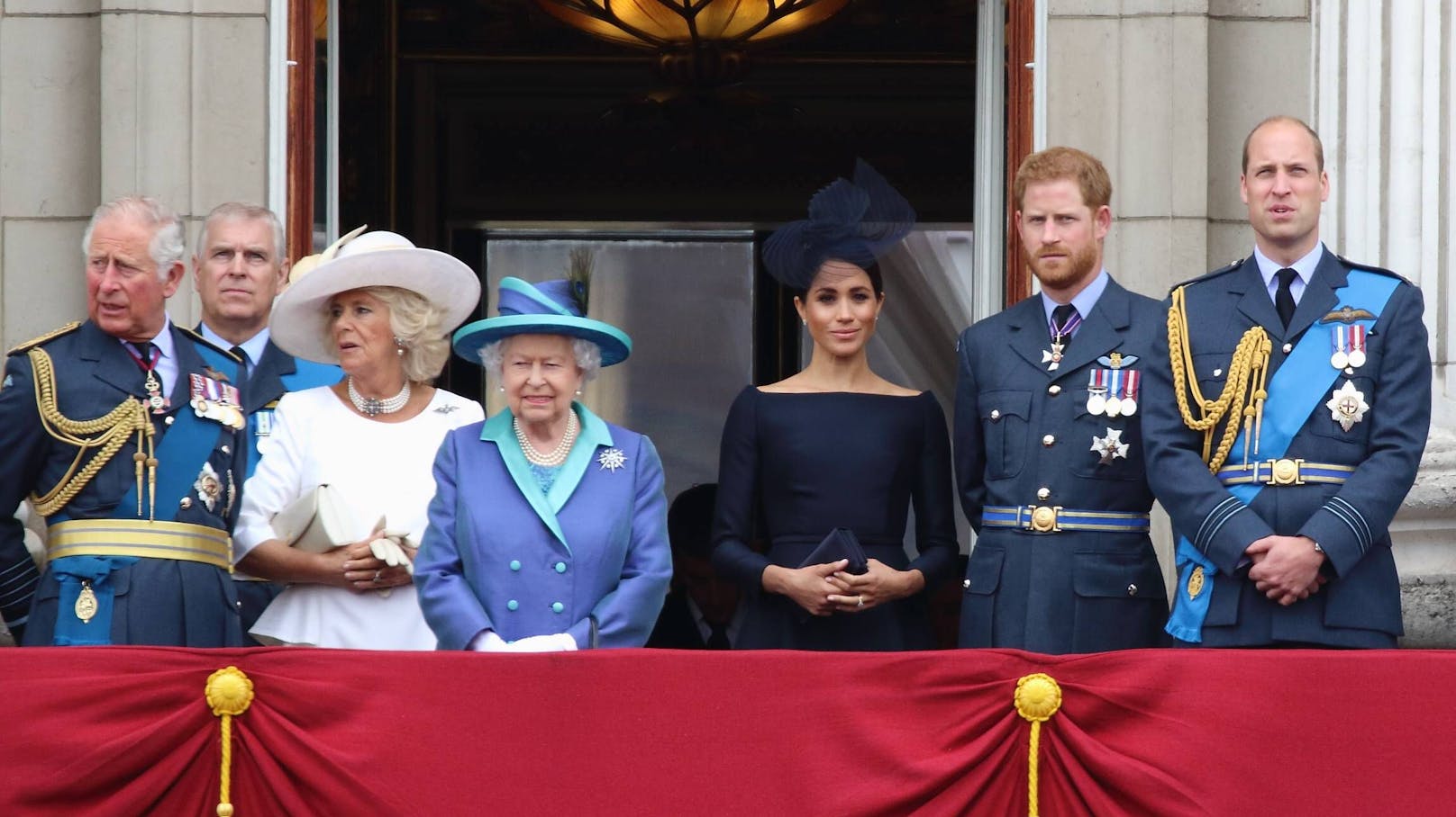 Im Gegensatz zu <strong>Prinz Harry</strong> wird <strong>Herzogin Meghan</strong> bei der Trauerfeier für Prinz Philip nicht auf die <strong>Queen</strong> und die restliche Königsfamilie treffen.<br>