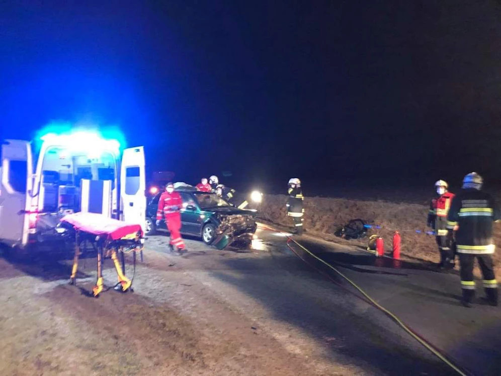 Einsatzkräfte am Unfallort versorgten den Verletzten.