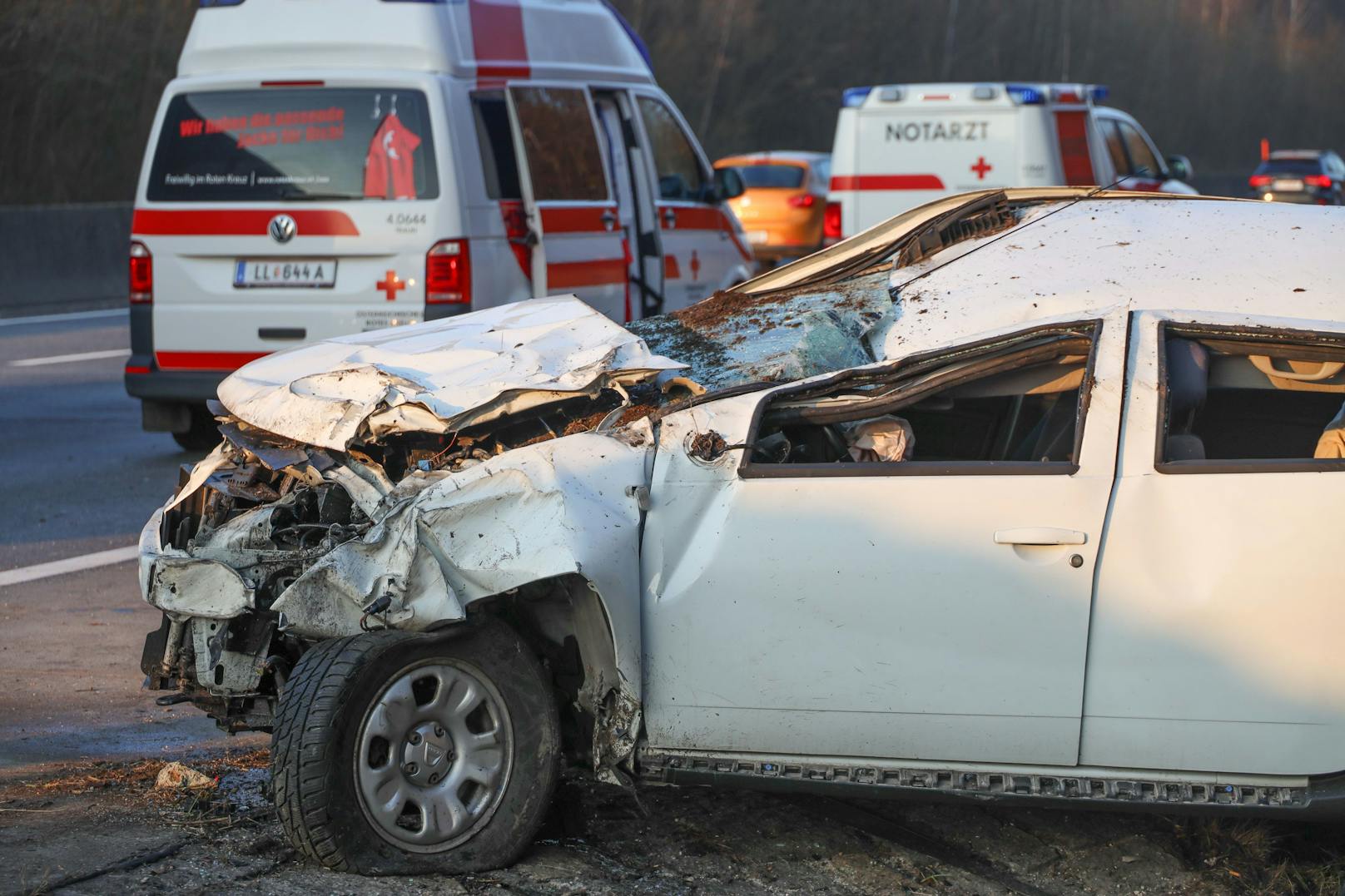 Auf der A1 bei Pucking kam es zu einem schweren Autounfall.