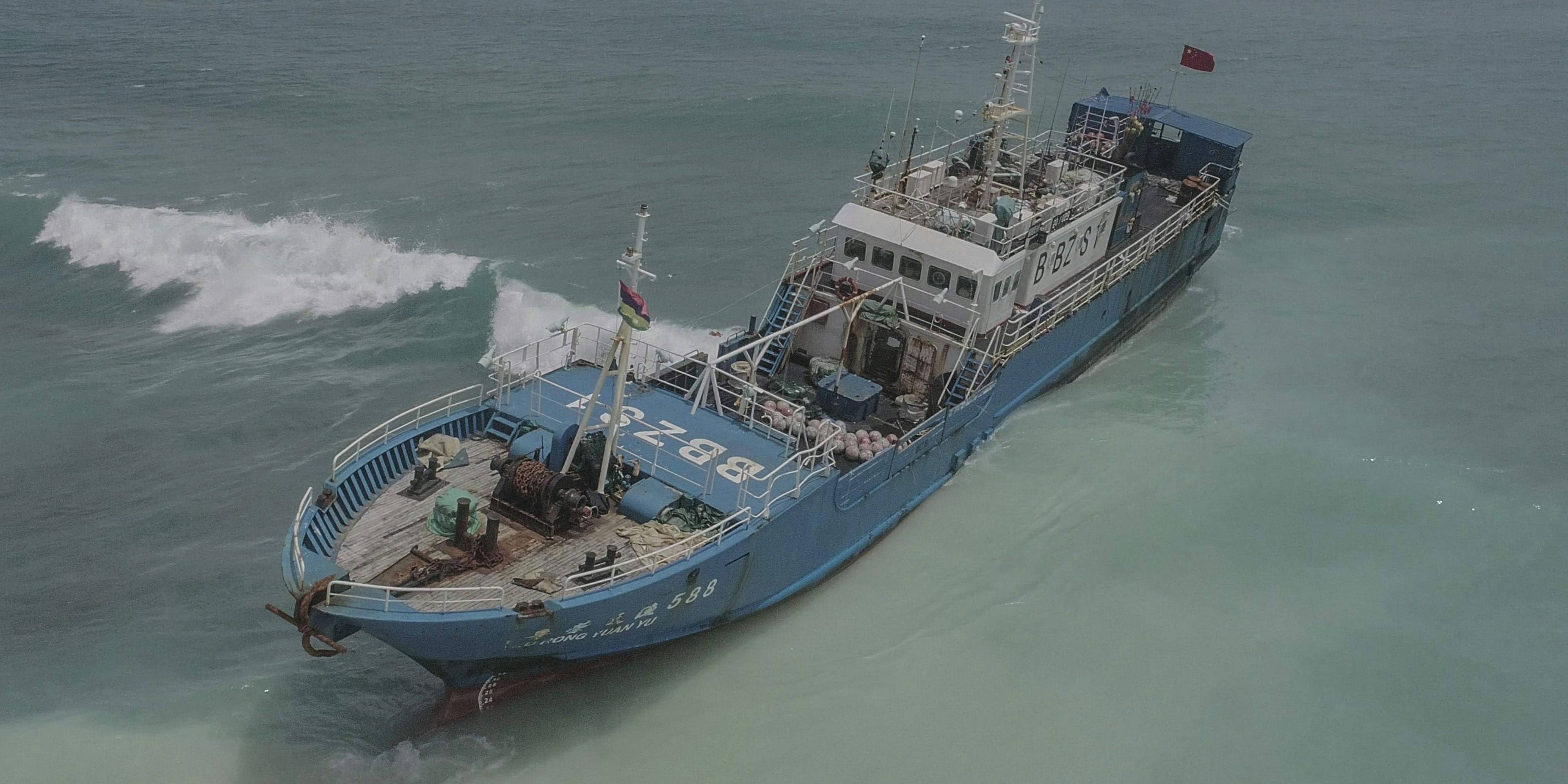 Download von www.picturedesk.com am 08.03.2021 (17:05).  An aerial view taken on March 8, 2021, shows Chinese fishing vessel Lurong Yuan Yu that ran aground on reefs of Pointe-aux-Sables in Port Louis, Mauritius, on March 7, 2021. (Photo by - / L'Express Maurice / AFP) - 20210308_PD1601 - Rechteinfo: Rights Managed (RM) Nur für redaktionelle Nutzung! Werbliche Nutzung erfordert Freigabe: bitte schicken Sie uns eine Anfrage.