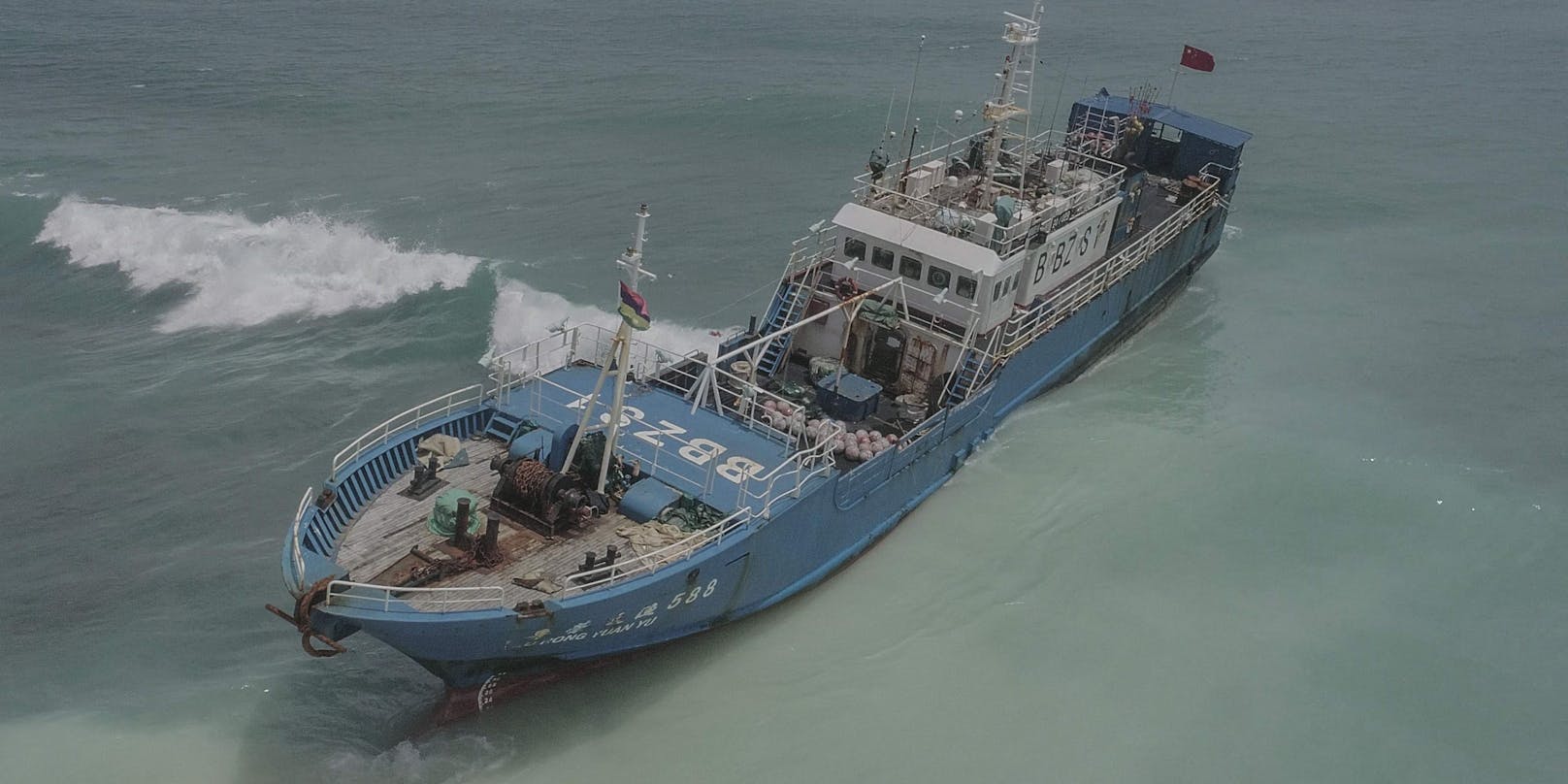 Ein chinesischer Fischdampfer mit 130 Tonnen Heizöl an Bord ist vor Mauritius auf Grund gelaufen.