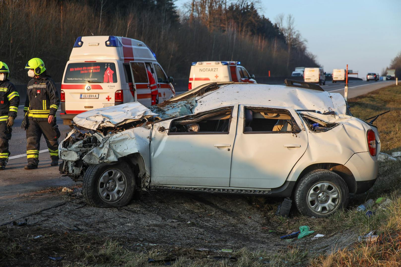 Auf der A1 bei Pucking kam es zu einem schweren Autounfall.