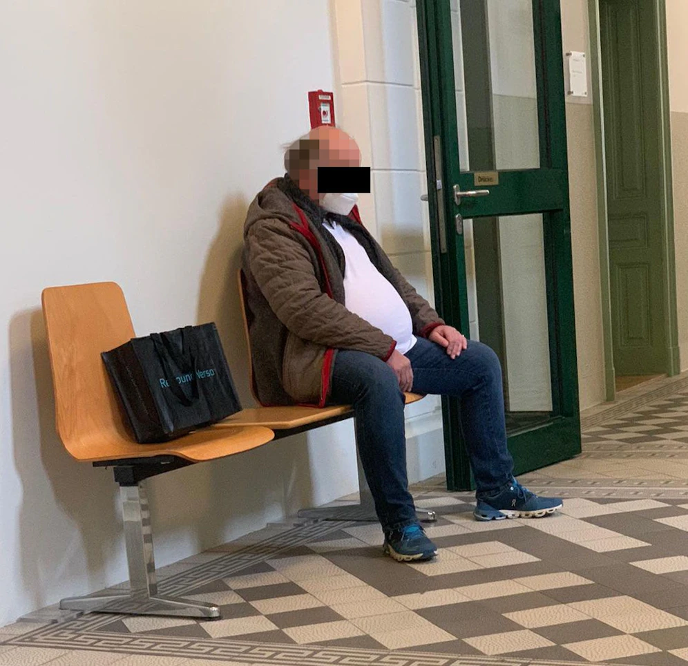 Der Angeklagte soll einer Richterin gedroht haben.