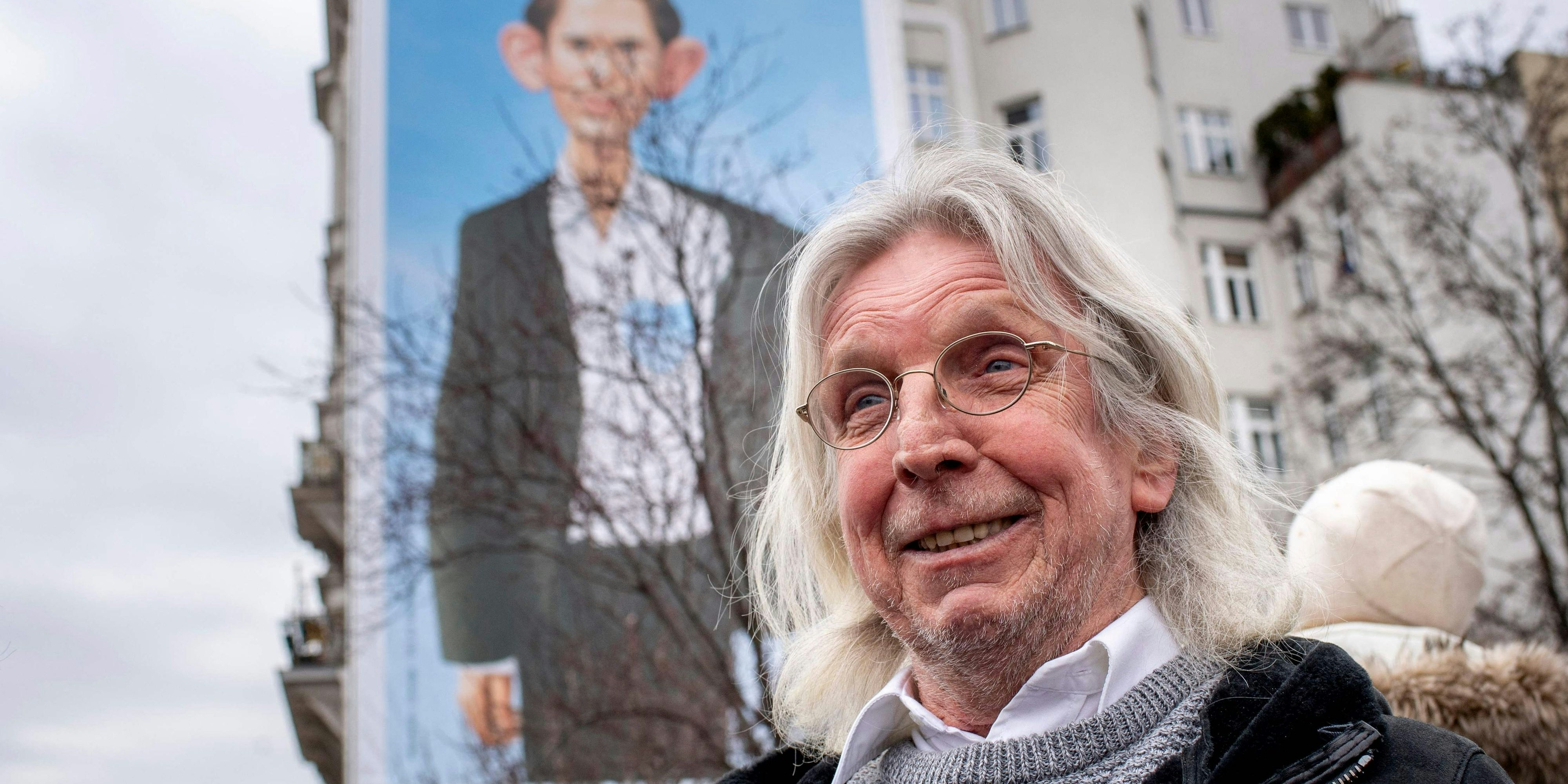Download von www.picturedesk.com am 09.03.2021 (16:57).  The famous Austrian artist and caricaturist Gerhard Haderer stands in front of a giant poster he has created, featuring Austrian Chancellor Sebastian Kurz, during a media event titled "Refugees by Initiative Courage" near the Naschmarkt market in Vienna, Austria on March 9, 2021. - The event is a protest action against cold-hearted politics of the Austrian government regarding refugee policies, six months after the fire in the Moria refugee camp in Greece. The display location was chosen between Chancellor Kurz office and his home. (Photo by JOE KLAMAR / AFP) - 20210309_PD3222 - Rechteinfo: Rights Managed (RM) Nur fÃ¼r redaktionelle Nutzung! Werbliche Nutzung erfordert Freigabe: bitte schicken Sie uns eine Anfrage.