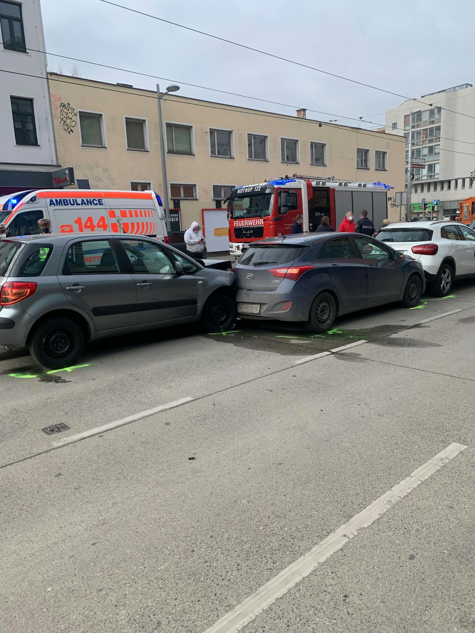 In Wien krachten drei Autos zusammen.