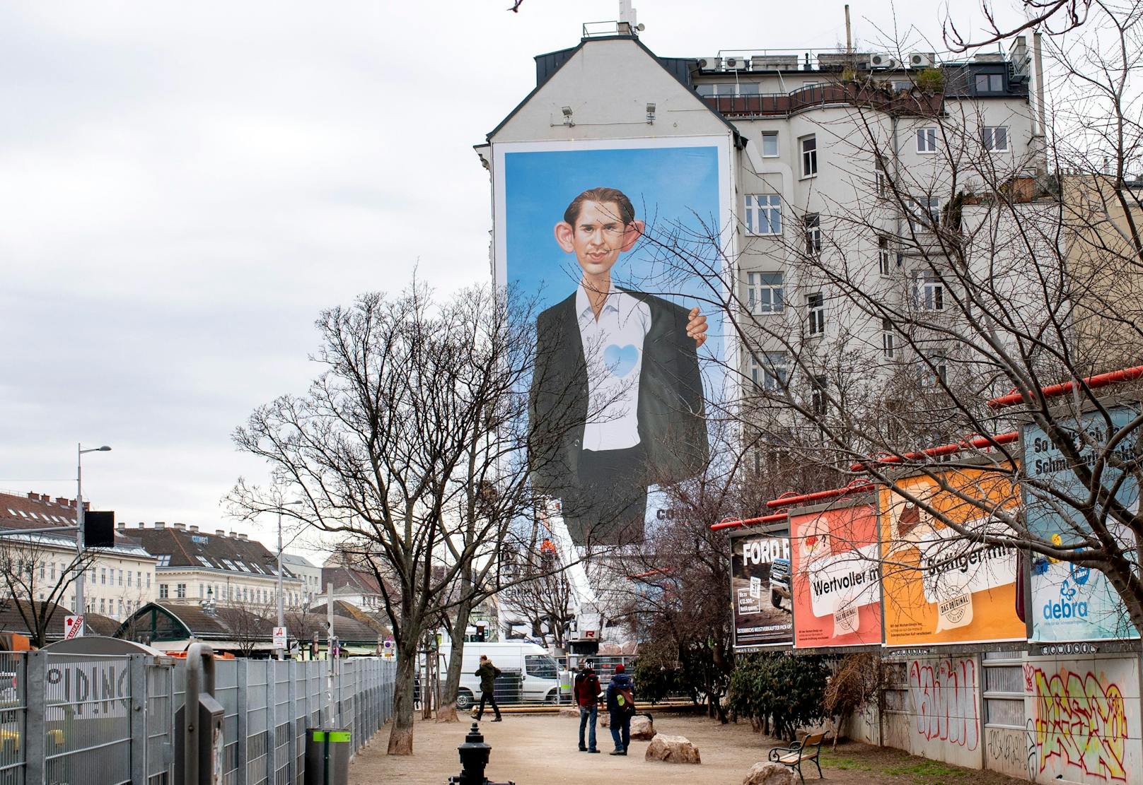 Seit Dienstag prangt eine 230 Quadratmeter große Kurz-Karikatur an der Linken Wienzeile in Wien.