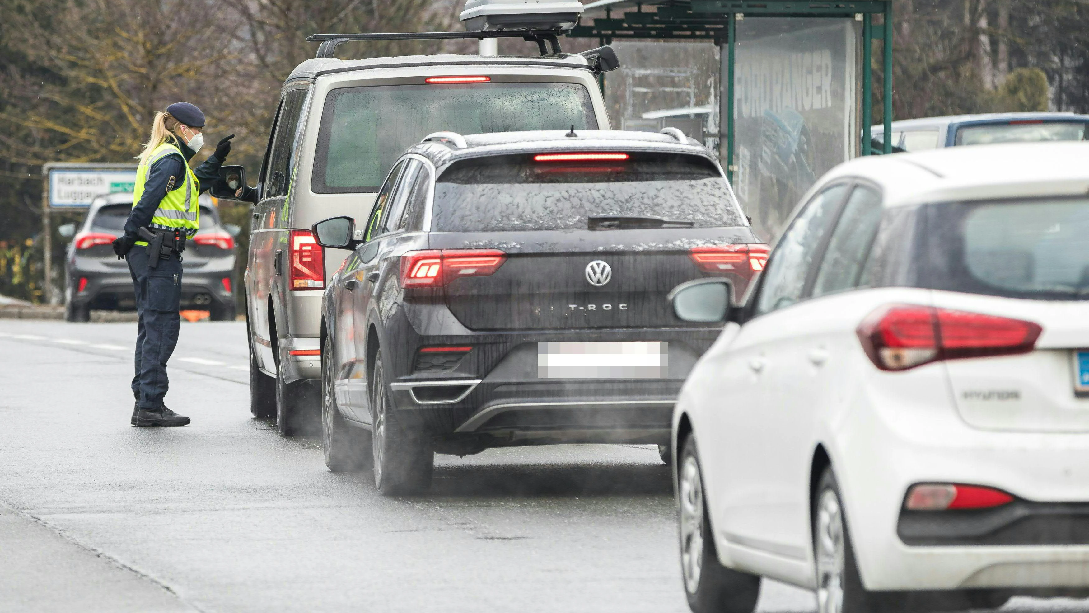 Die Ausreise wird von der Polizei kontrolliert.