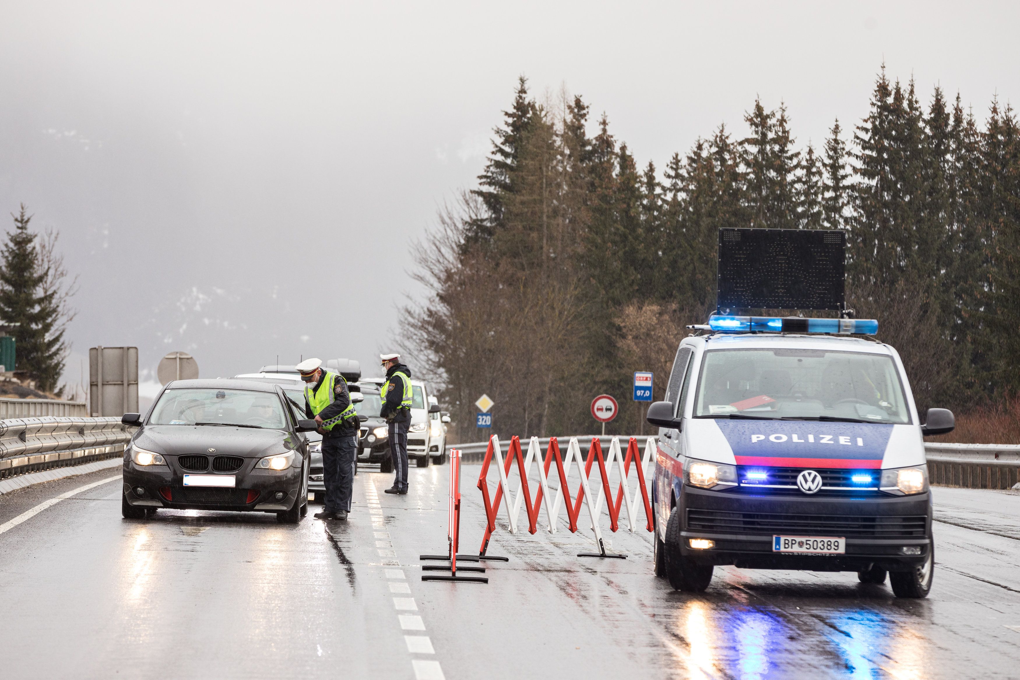 Die Polizei kontrolliert die Ausreise.