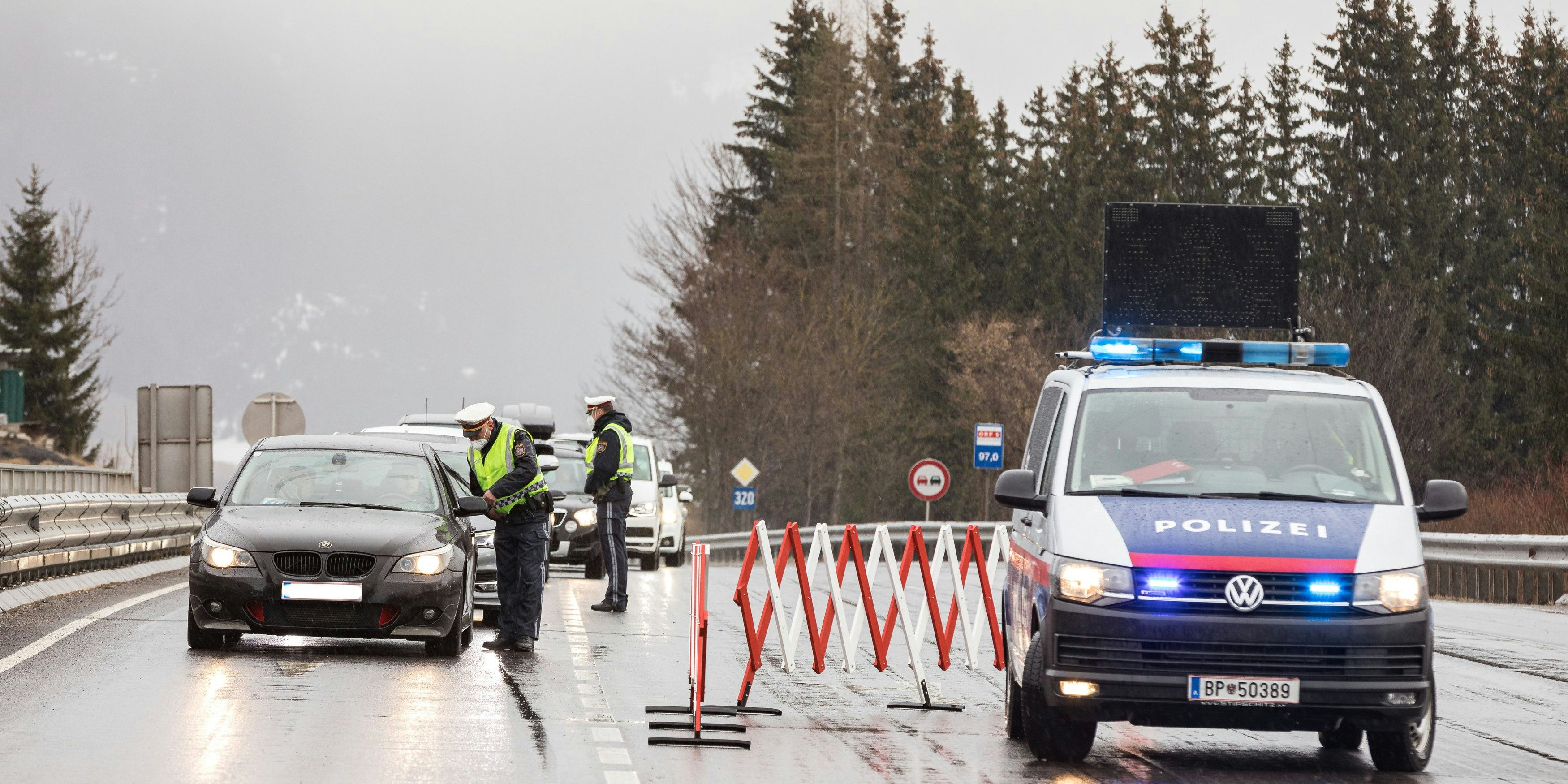 Die Polizei kontrolliert die Ausreise.
