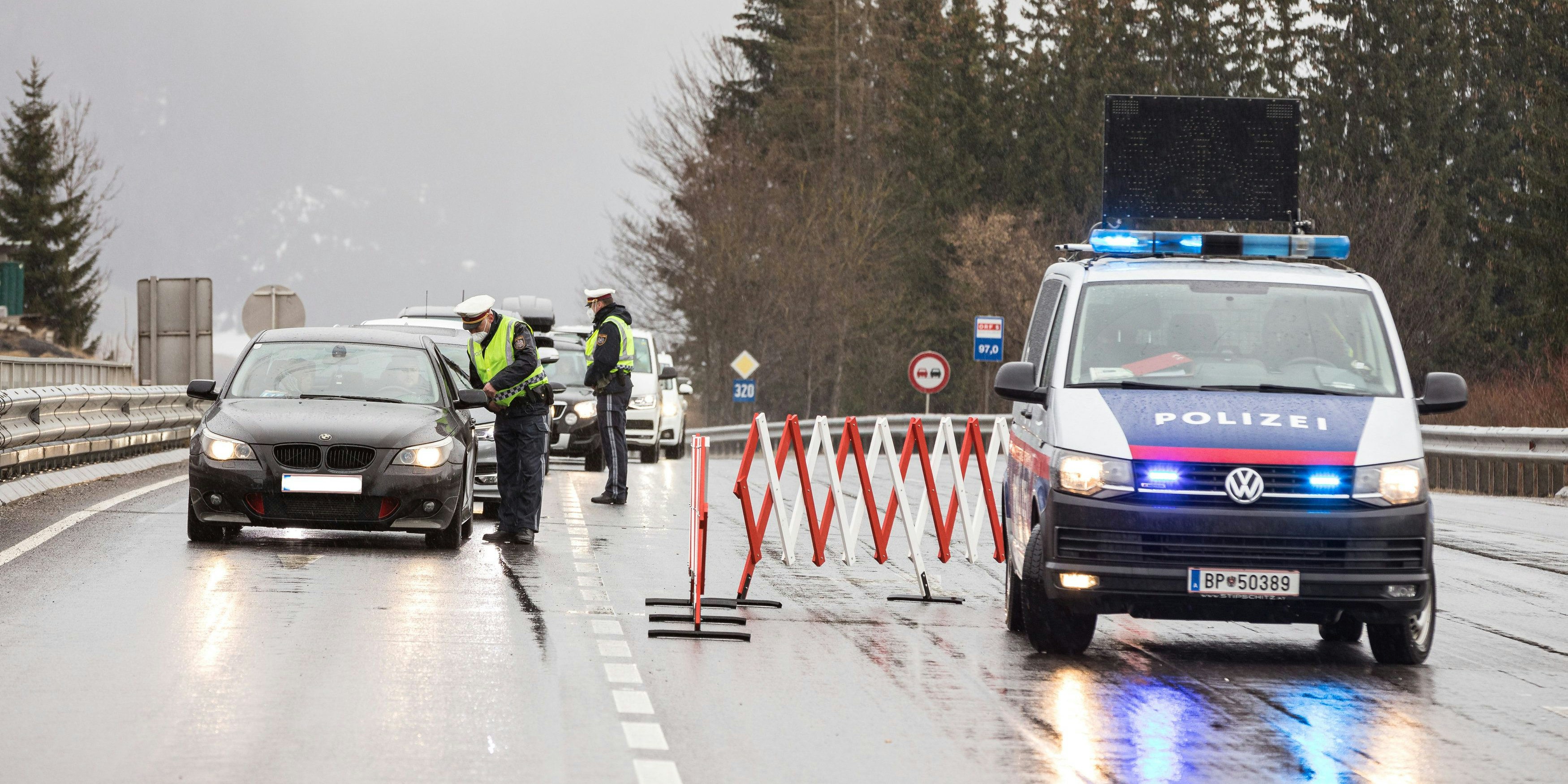 Die Polizei kontrolliert die Ausreise.