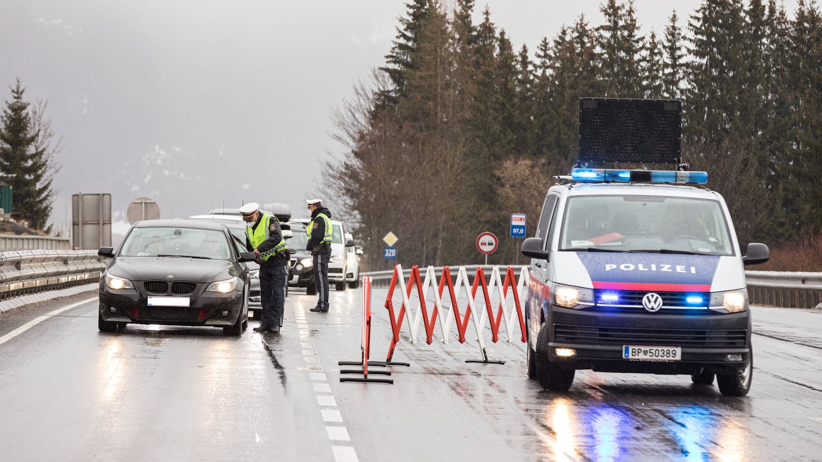 Die Polizei kontrolliert die Einreise nach Österreich.
