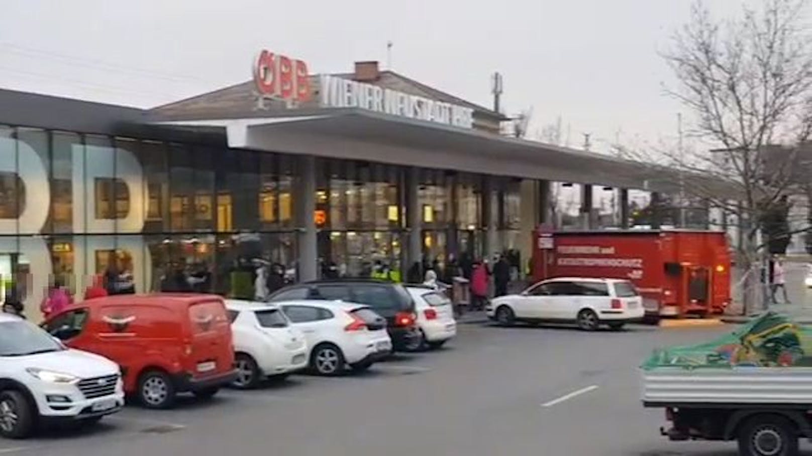 Lange Warteschlangen vor dem Bahnhof in Wiener Neustadt