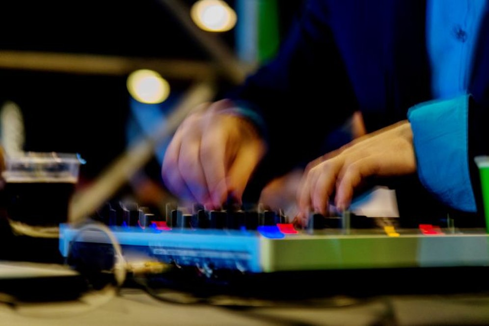 Die Polizei löste am Wochenende eine Techno-Party auf. (Symbolbild).