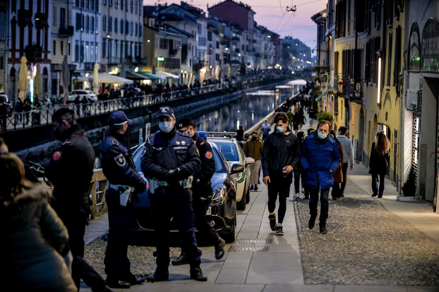Polizeistreifen kontrollieren die nächtlichen Ausgangsbestimmungen in Mailand, Italien. Symbolbild