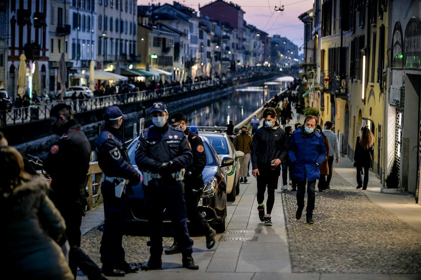 Polizeistreifen kontrollieren die nächtlichen Ausgangsbestimmungen in Mailand, Italien. (Symbolbild)