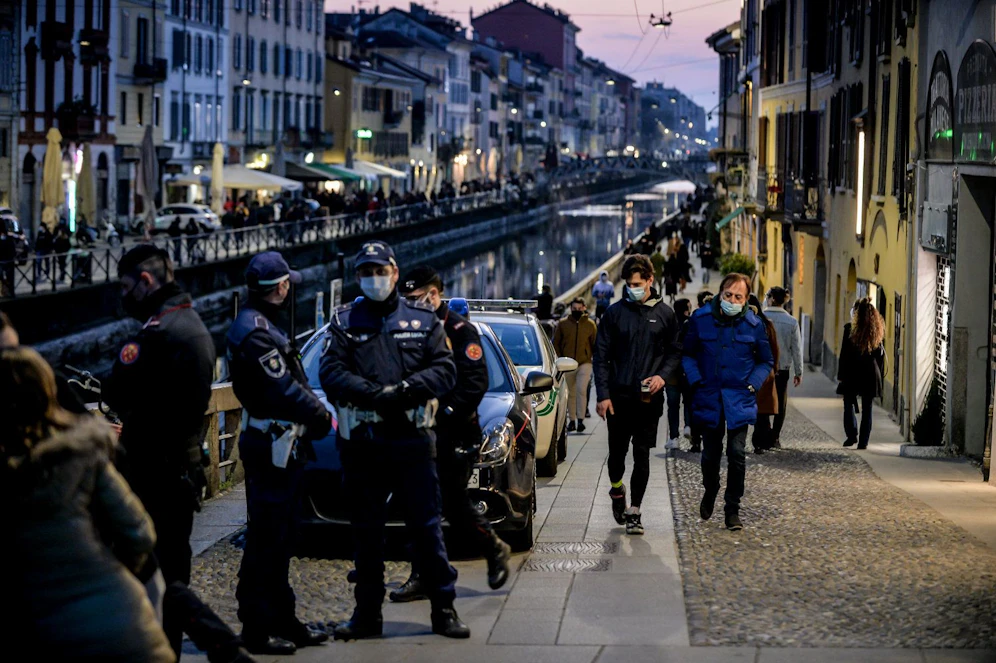 Polizeistreifen kontrollieren die nächtlichen Ausgangsbestimmungen in Mailand, Italien. (Symbolbild)