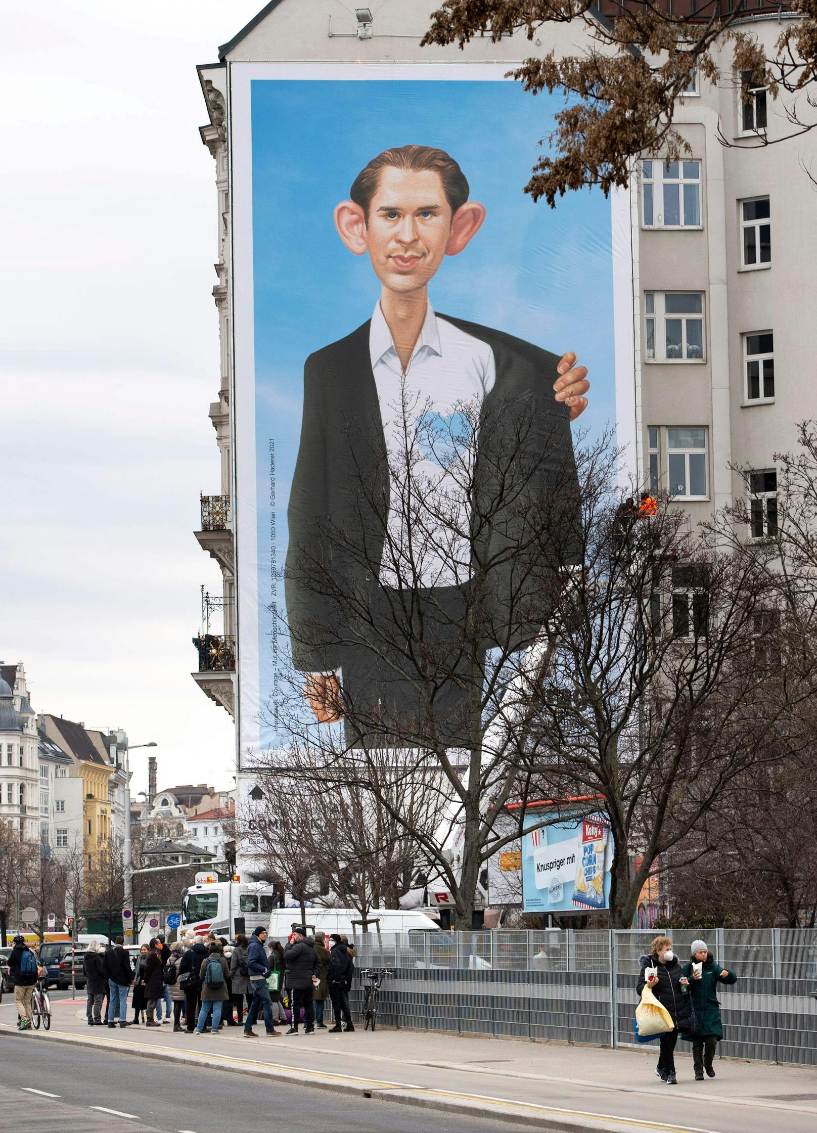 Seit Dienstag prangt eine 230 Quadratmeter große Kurz-Karikatur an der Linken Wienzeile in Wien.<br>