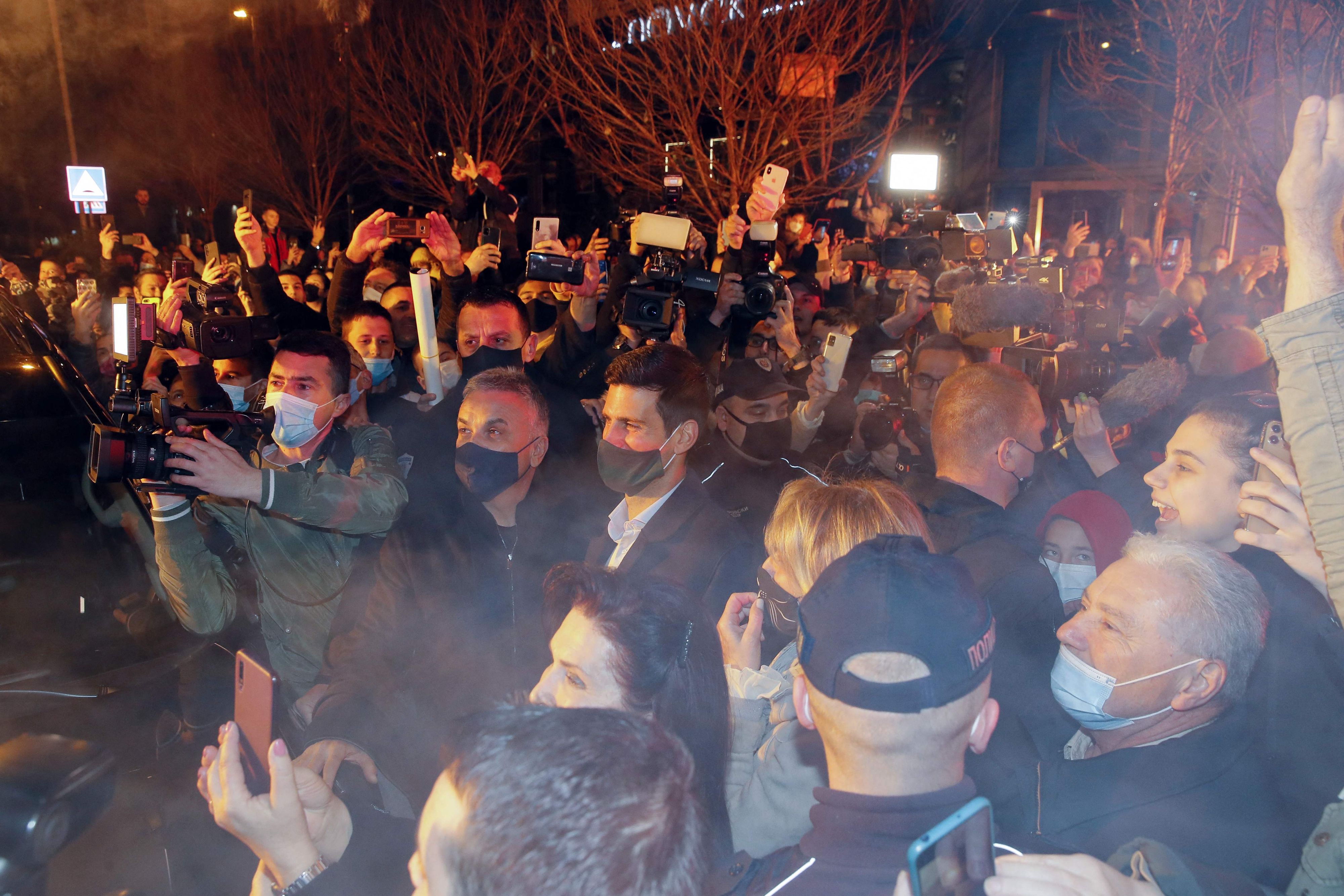 Novak Djokovic im Menschenmeer. Auf den Abstand wurde nicht geachtet.