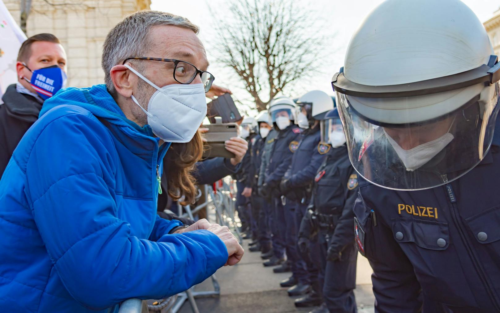 FPÖ-Klubchef Herbert Kickl bei einer Demonstration. Zu einem anderen Zeitpunkt soll er ohne FFP2-Maske gesichtet worden sein.&nbsp;