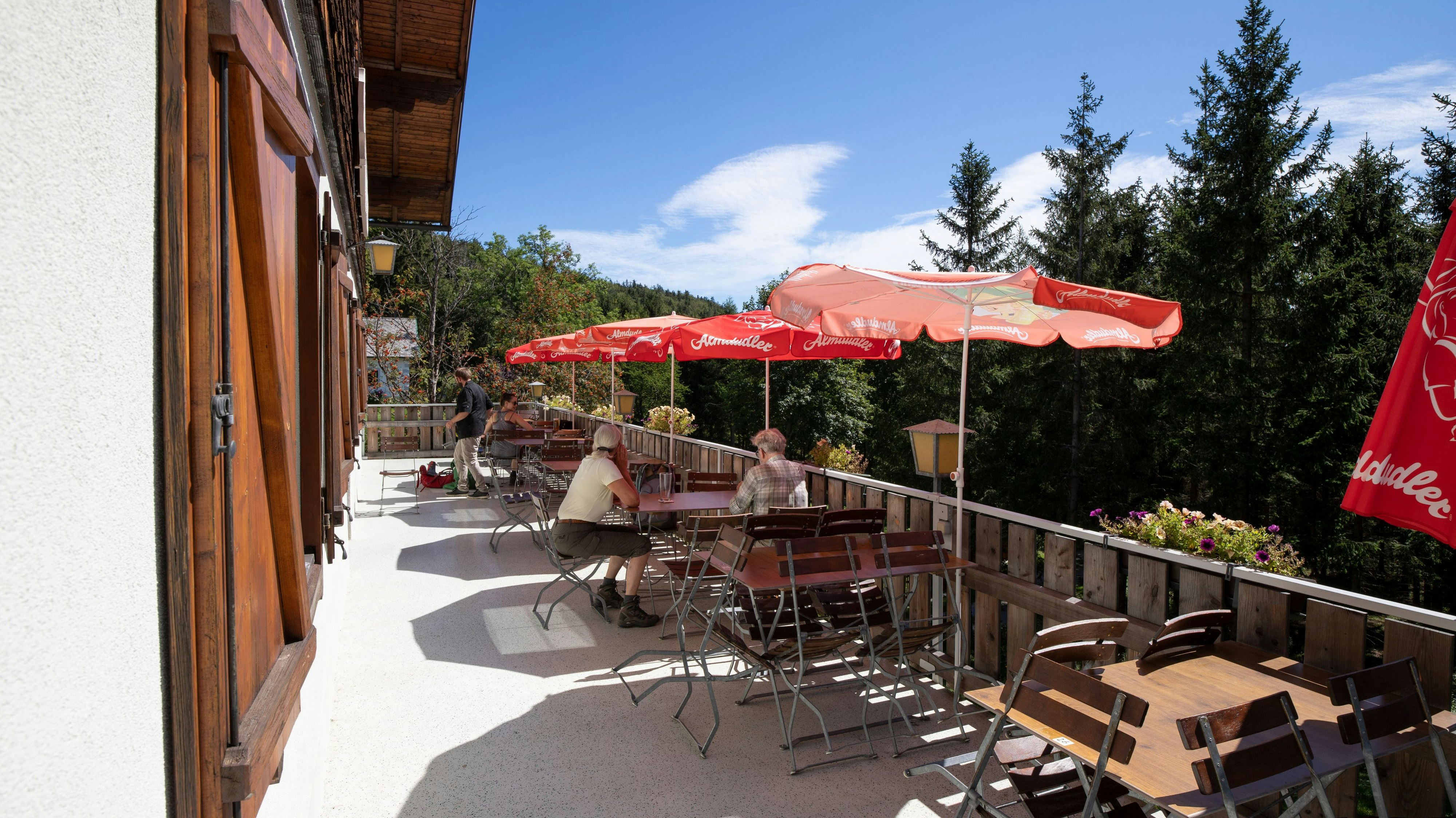 Vorerst sollen nur die Gastgärten öffnen (Symbolbild).