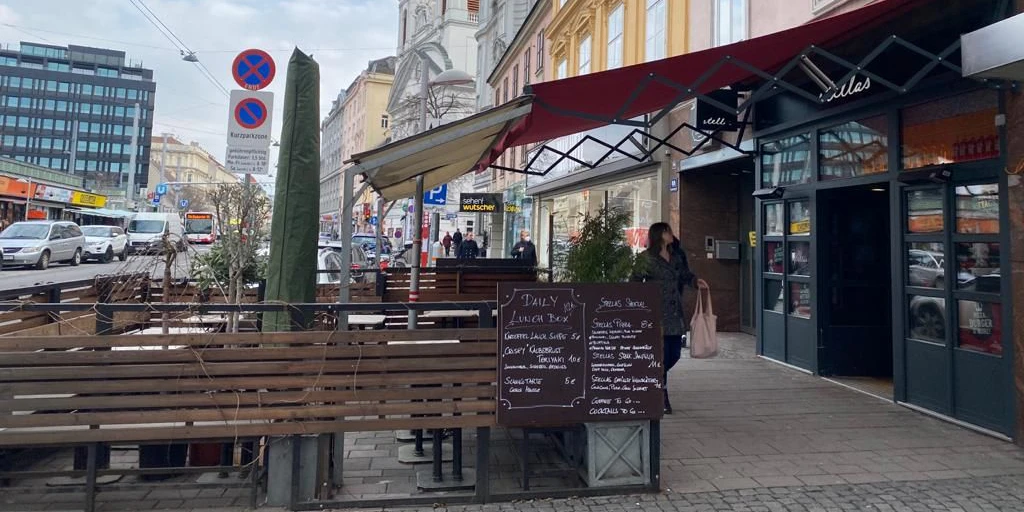 Der Gastgarten vom Stellas am Wiener Rochusmarkt