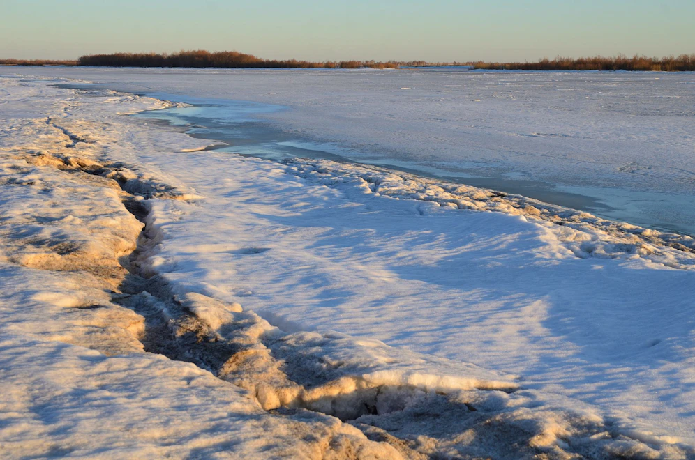 Brechendes Eis auf dem Fluss Irtysch in der russischen Region Omst. (Symbolbild)