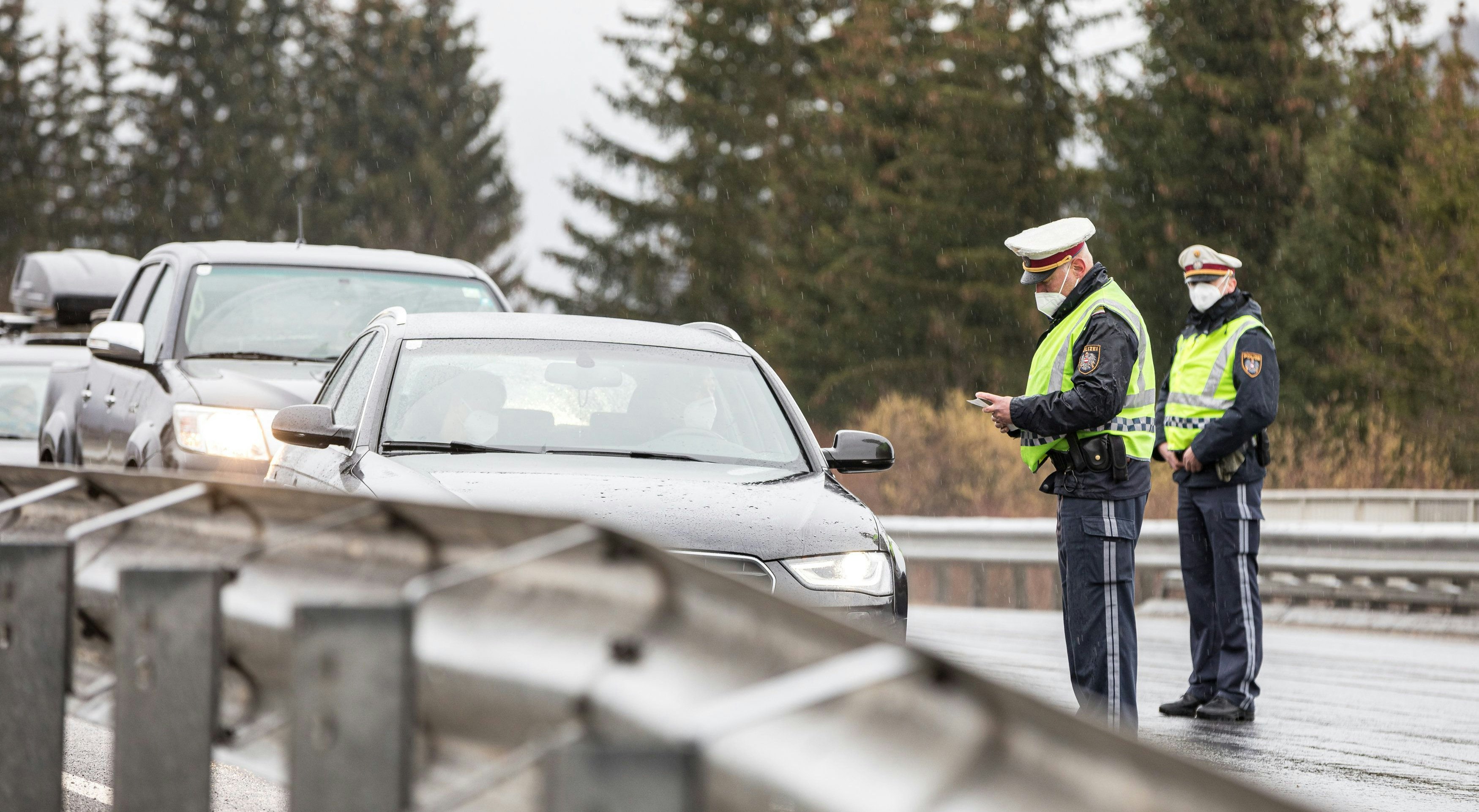 Kontrollen der Polizei bei Ausreisebeschränkungen in Corona-Gemeinden.