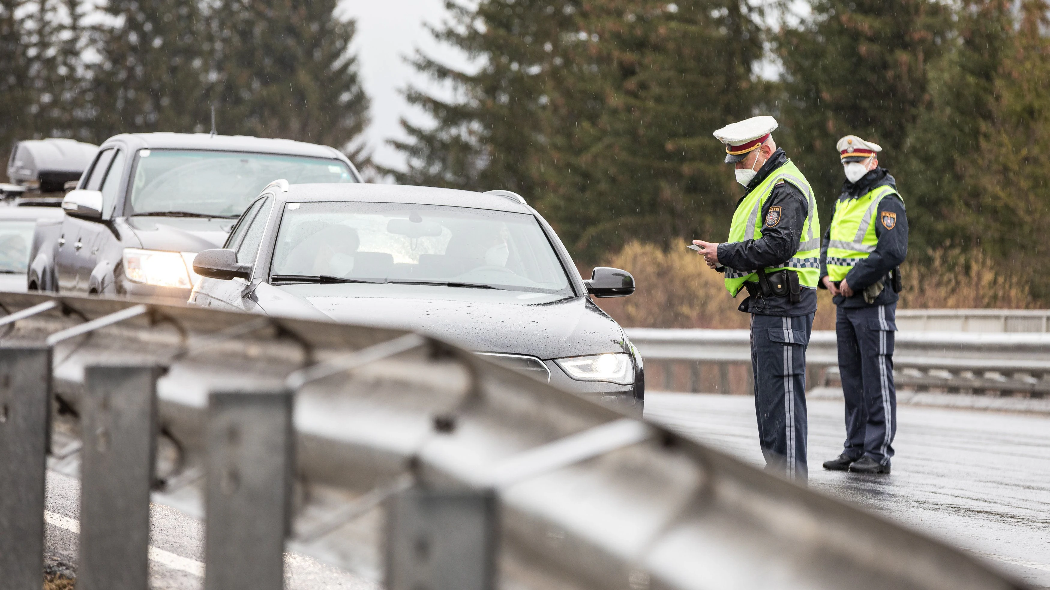 Kontrollen der Polizei bei Ausreisebeschränkungen in Corona-Gemeinden.