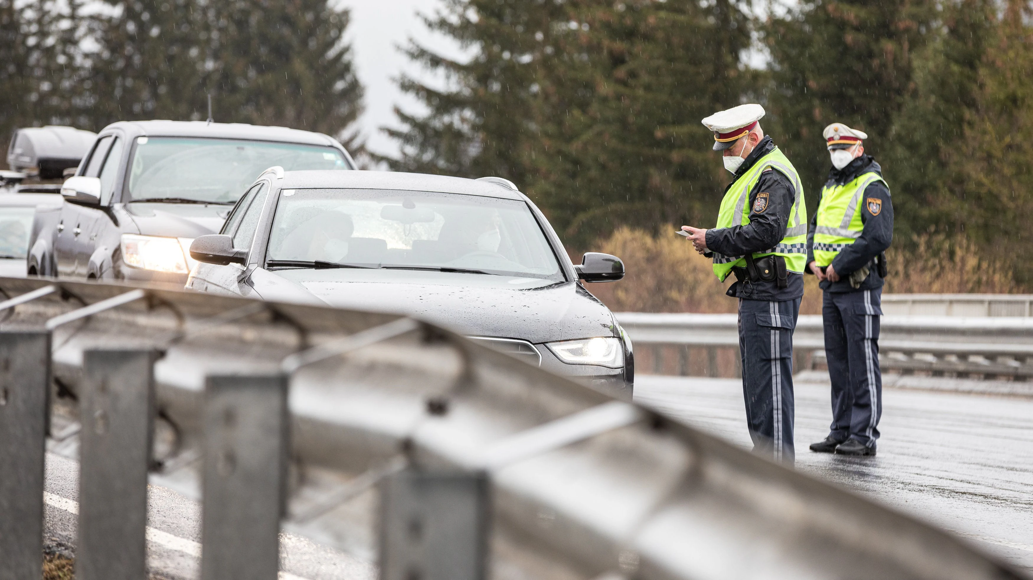 Kontrollen der Polizei bei Ausreisebeschränkungen in Corona-Gemeinden.