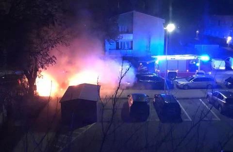Ein Auto stand ohne ersichtlichen Grund plötzlich in Flammen.