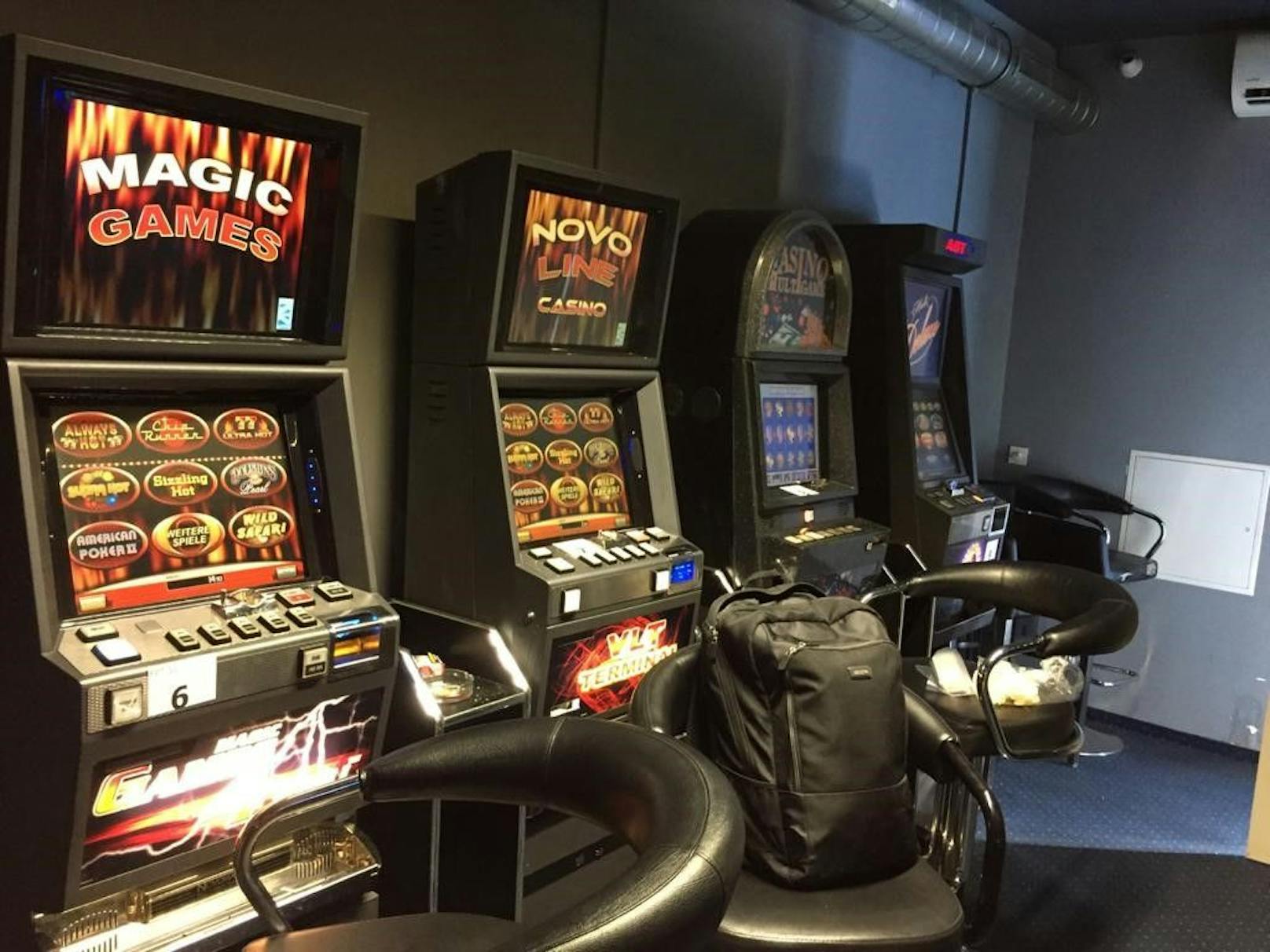 Das Foto zeigt illegale Glücksspielautomaten, die bei Razzien der Finanzpolizei in Salzburg entdeckt wurden.