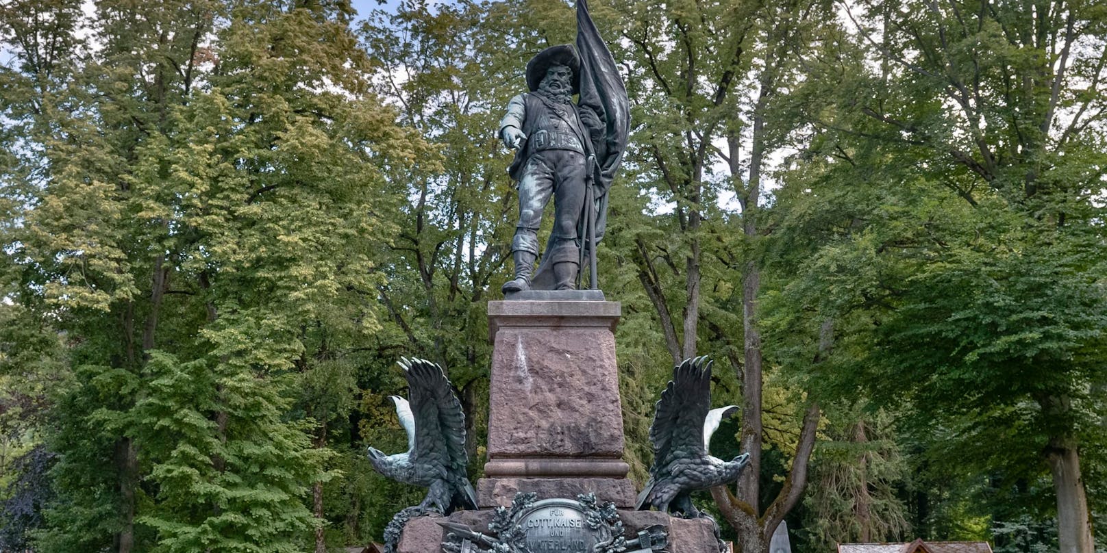 Das Andreas-Hofer-Denkmal am Innsbrucker Bergisel wurde von Vandalen verschandelt. (Archivbild)