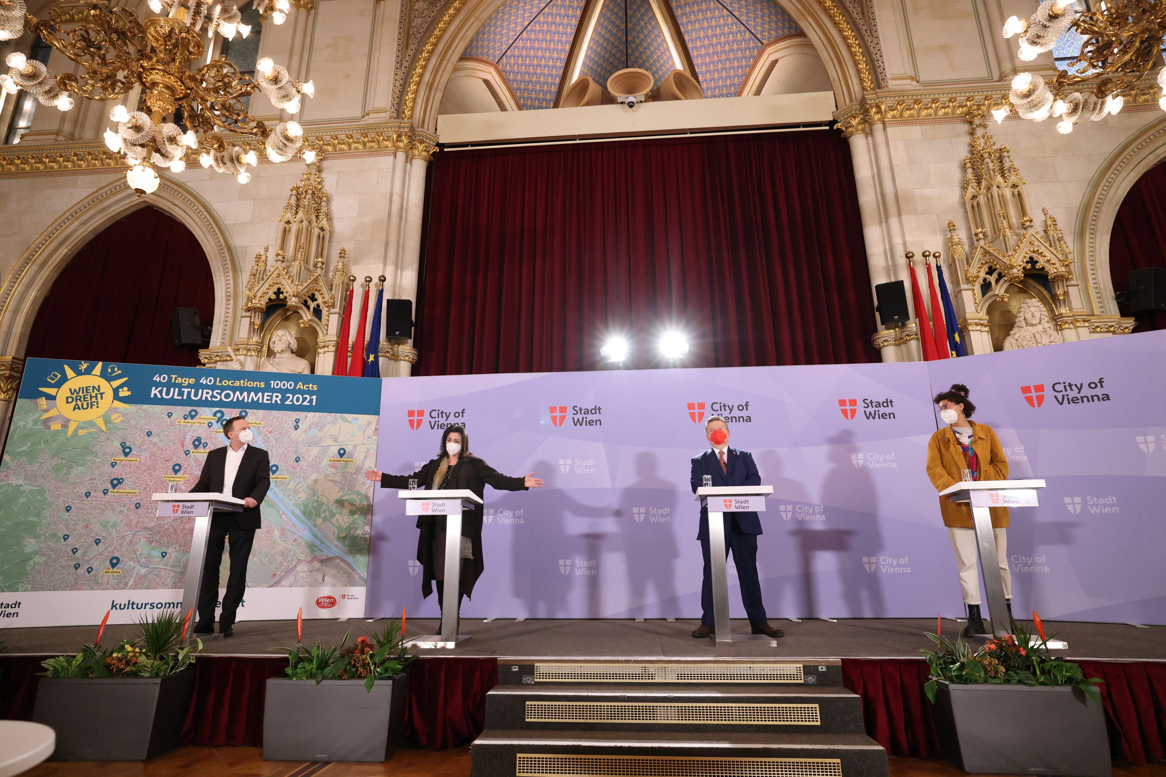 Bürgermeister Michael Ludwig (SPÖ) und Kulturstadträtin Veronica Kaup-Hasler (2. v. li.) mit Nadine Cobbina und Jürgen Partaj vom künstlerischen Board.